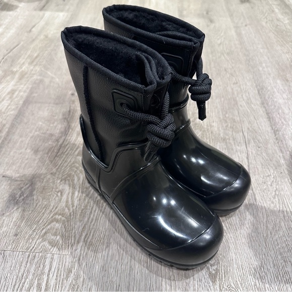 UGG Raincloud lace black boots size 6 NWT - Picture 2 of 10